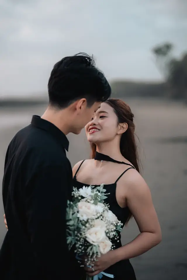 Bali couple bouquet beach dusk